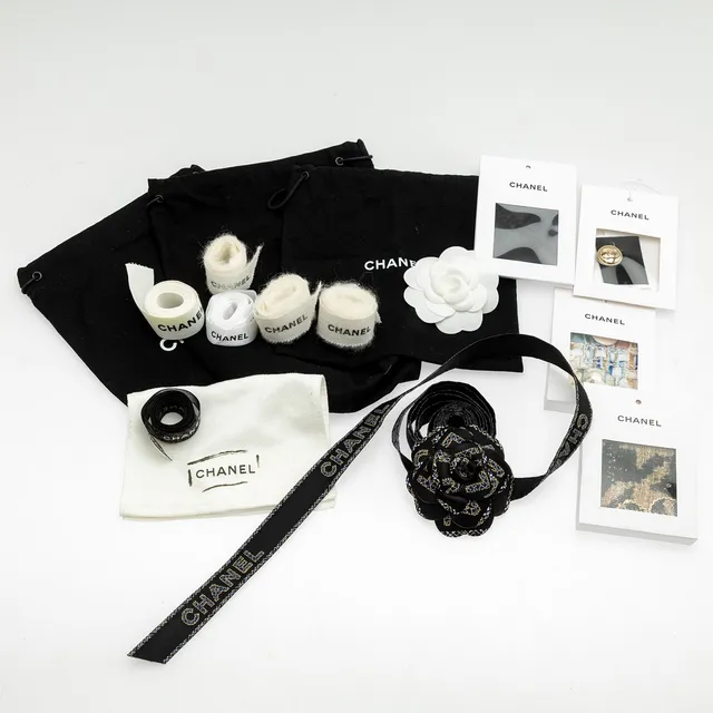 CHANEL. Verpackungsbänder, Staubbeutel und Ersatzstoff.