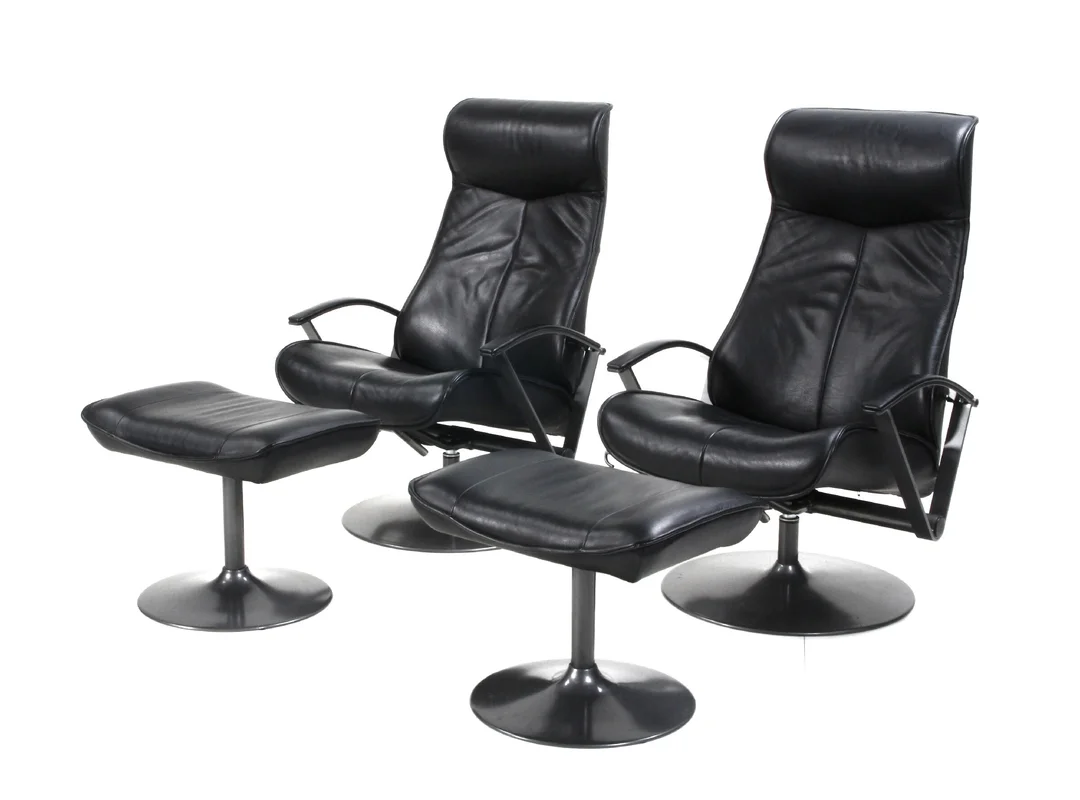 Kebe Denmark. Pair of armchairs with footstools, black leather (4) — Furniture/Lounge chairs — Lauritz