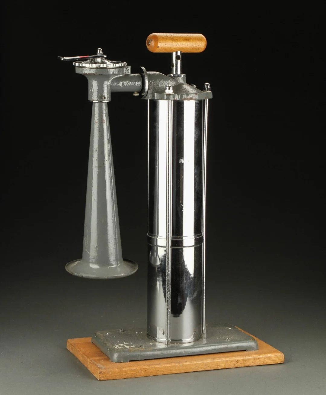 Skibstågehorn med håndpumpe. — Hobby and collectibles/Nautical collectibles — Lauritz