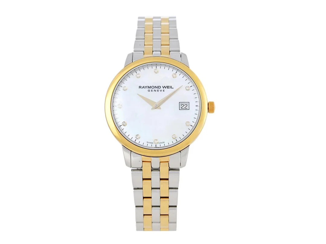RAYMOND WEIL, Geneve, Toccata, Serie nr. X060412, Ref nr. 5388-STP-97081, midsize, 34 mm, bicolour, quartz, safirglas, datum, pärlemorurtavla med diamanter (11 st. 8/8), originallänk, viklås, ca 2020, box, ytterkartong. — Klockor/Raymond Weil — Kaplans