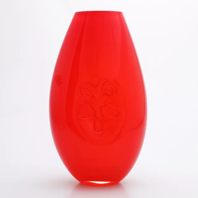 LISELOTTE HENRIKSEN. Vas, rödtonat glas, med dekor av blommor, signerad, Transjö.