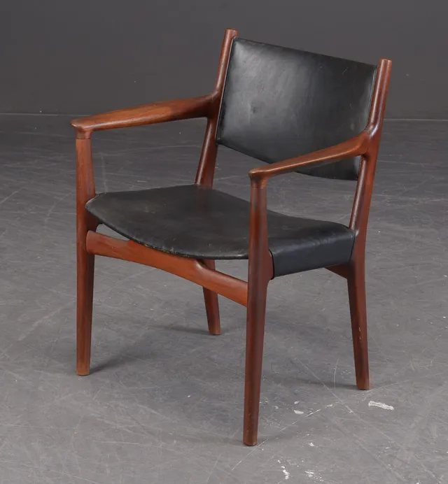 Hans J. Wegner. Armstol model JH 713