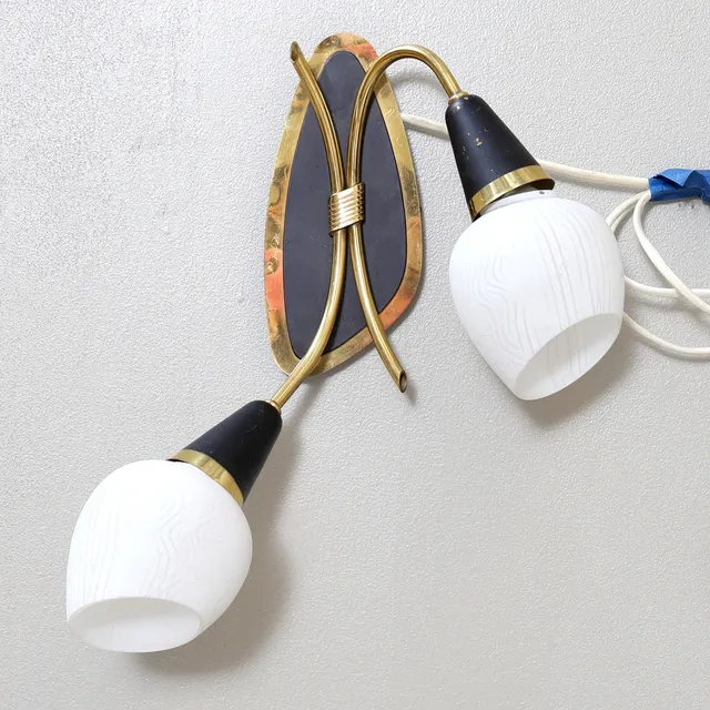 VÄGGLAMPA, plast/mässing, 1950-tal.
