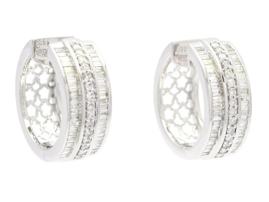 ÖRHÄNGEN, 14K vitguld, briljant- och baguetteslipade diamanter ca 2,00 ctv, ca TW-Ca/VS-P, diam 21 mm, vikt 13,4 g, huggies, enstaka diamanter med nagg. — Smycken/Örhängen — Kaplans