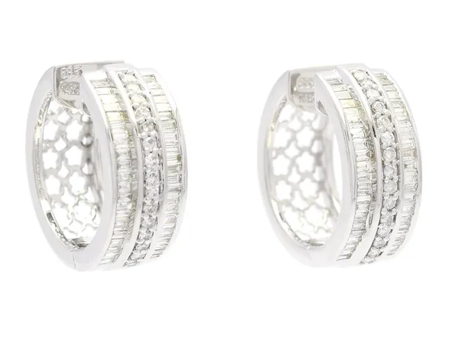 ÖRHÄNGEN, 14K vitguld, briljant- och baguetteslipade diamanter ca 2,00 ctv, ca TW-Ca/VS-P, diam 21 mm, vikt 13,4 g, huggies, enstaka diamanter med nagg.
