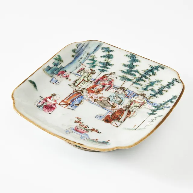 FAT, på fot, porslin, Kina, sen Qing (1644-1912), dekor av figurscen inom trädgårdslandskap i famille rose.
