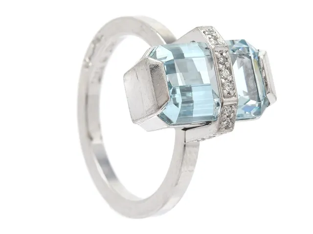 EFVA ATTLING, ring. Little Bend Over, 18K vitguld, akvamarin, 15 briljantslipade diamanter ca 0,07 ctv, ca TW/SI, stl 17 mm, vikt 8,1 g.