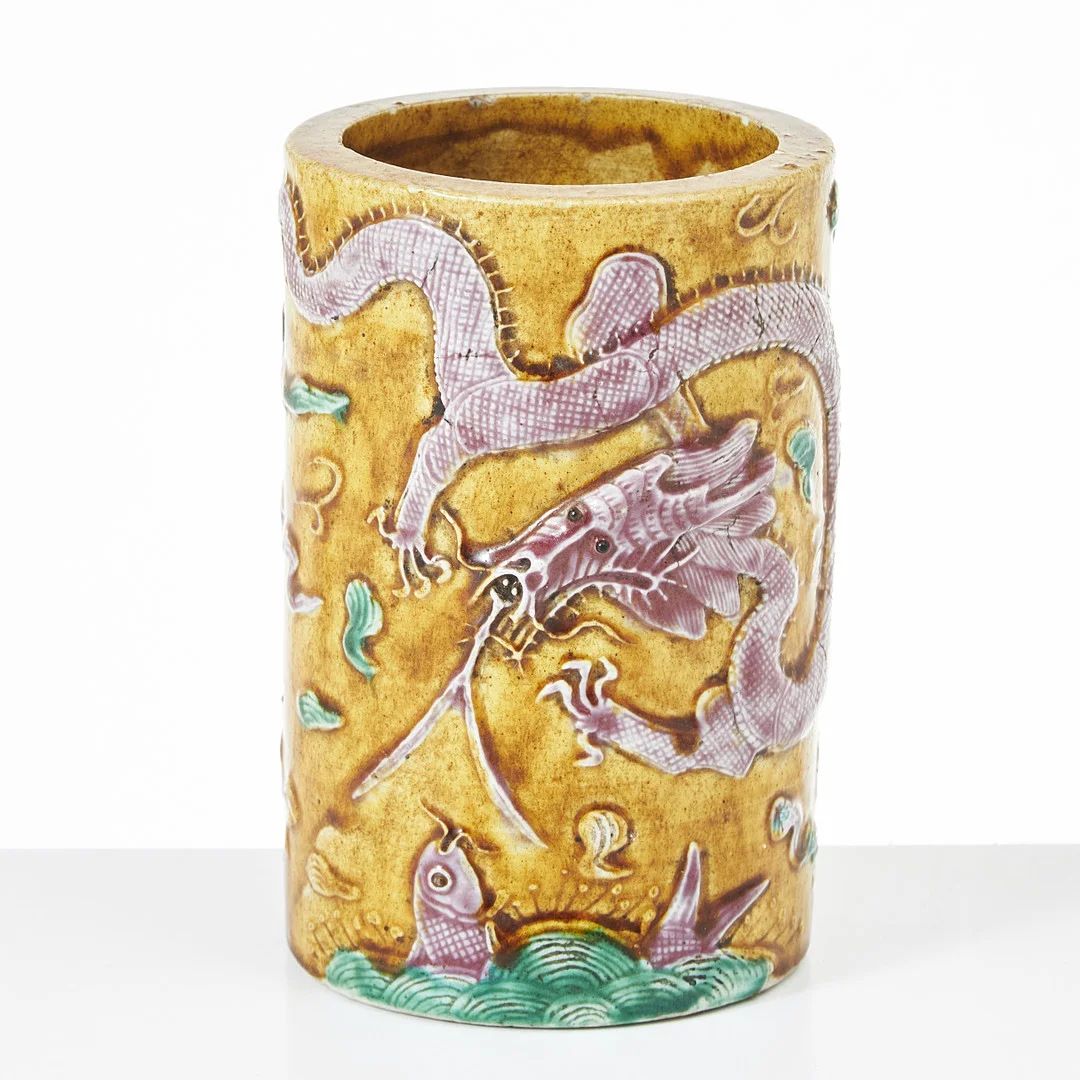 PENSELVAS, så kallad Brush Pot, porslin, Kina, 18/1900-tal, reliefdekor i lila, gulbrunt och grönt föreställande en drake. — Asiatica — Stockholms Auktionsverk Magasin 5