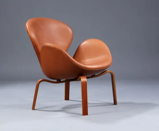 Arne Jacobsen. Lounge chair, 'The Swan', Model 4325, teak base