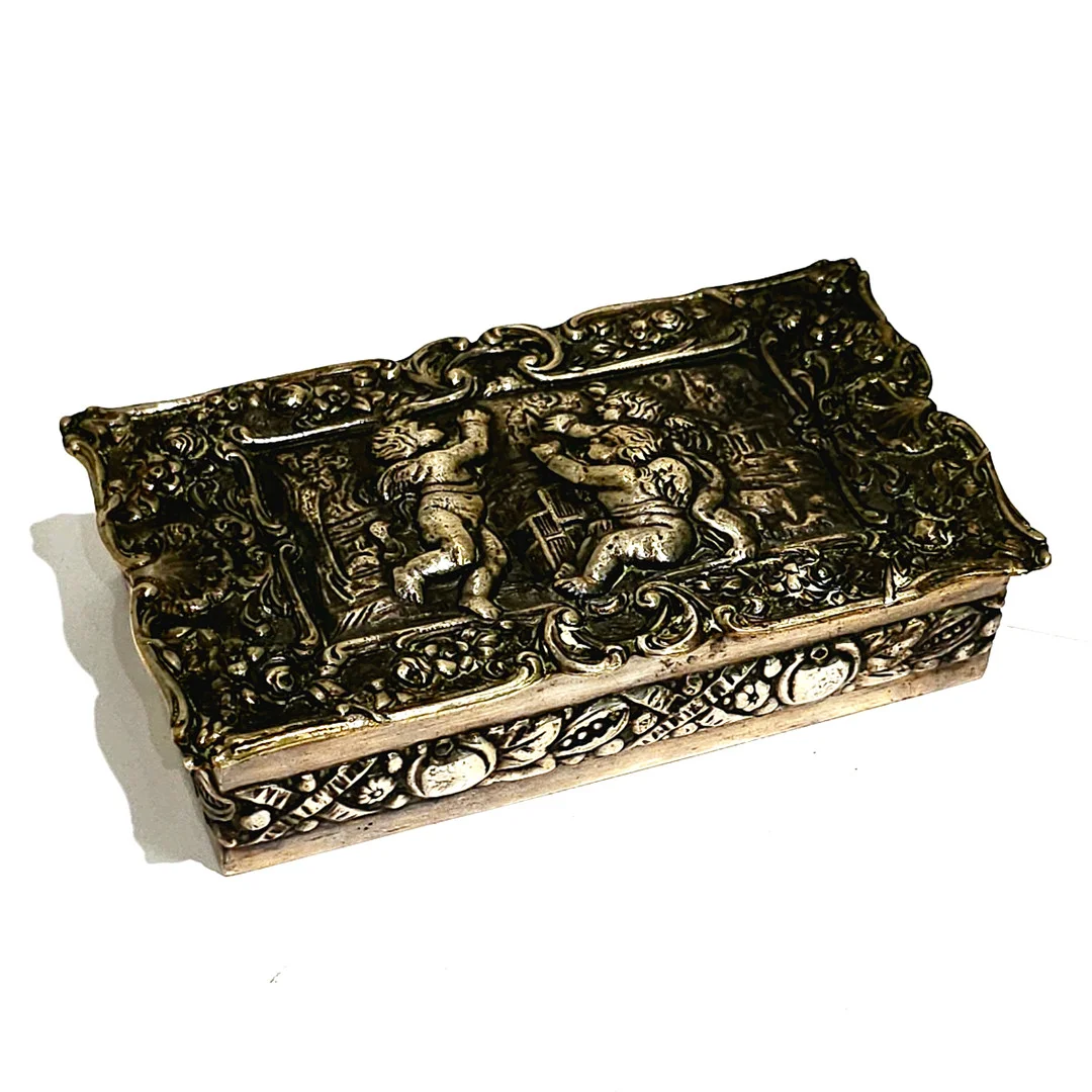 CAJA RAPÉ EN PLATA REPUJADA. SIGLO XIX. — Silver — Barcelona Auctions