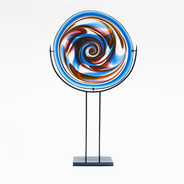 GÖRAN WÄRFF. Skulptur, glas, graalteknik, virvlar i olikfärgad glasmassa, omvikt kant, märkt Kosta WU 603, på stativ i blåmålad metall Wärff.