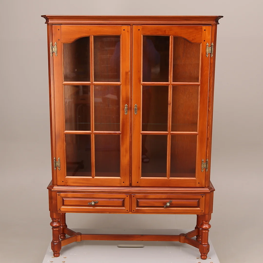 VITRINSKÅP, betsat trä, pardörrar + parlådor, 19-/2000-talet. — Cupboards, Cabinets & Shelves — Leiflers Auktionshus