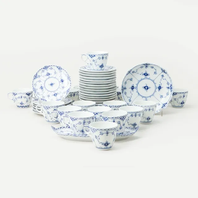 SERVISDELAR, 31 st, "Musselmalet halvblond", porslin, Royal Copenhagen, Danmark.