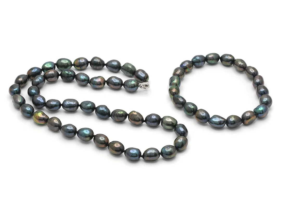 COLLIER / ARMBAND, odlade sötvattenpärlor ca 7,5-8 mm, färgade, barocka, lås i silver, längd 46 cm resp. 19 cm. — Smycken/Smyckeset — Kaplans