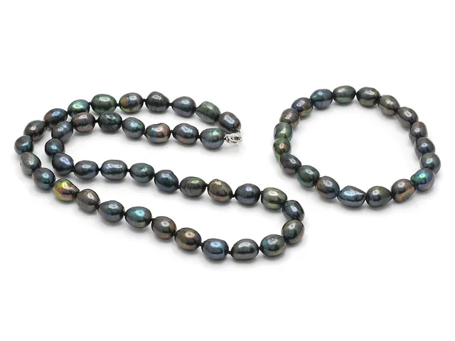 COLLIER / ARMBAND, odlade sötvattenpärlor ca 7,5-8 mm, färgade, barocka, lås i silver, längd 46 cm resp. 19 cm.