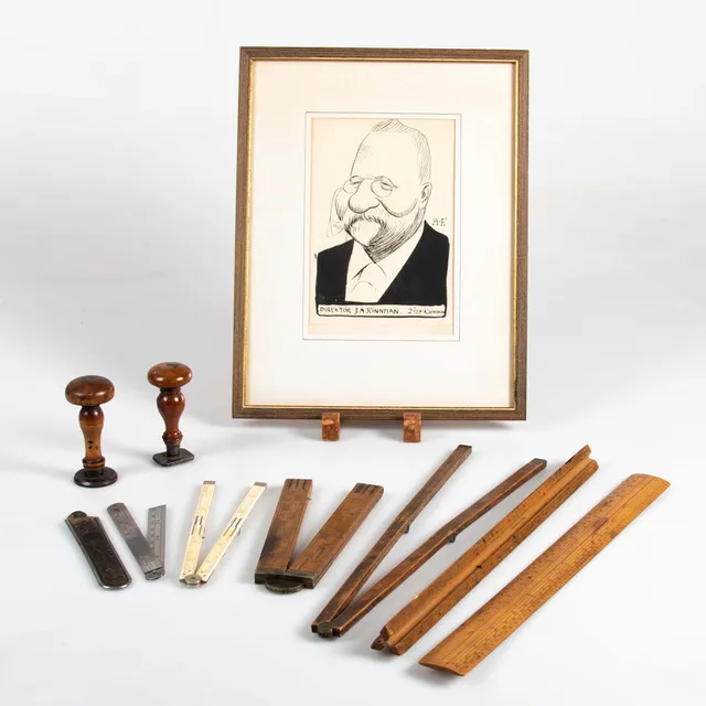 ALBERT ENGSTRÖM. JEAN AUGUST KINNMAN (1839–1908). Personhistorisk samling, Sigillstämpel Skeppswarfwet Kustens Sigill (1800-tal), mätinstrument samt karikatyr av Albert Engström, omkring 1900.