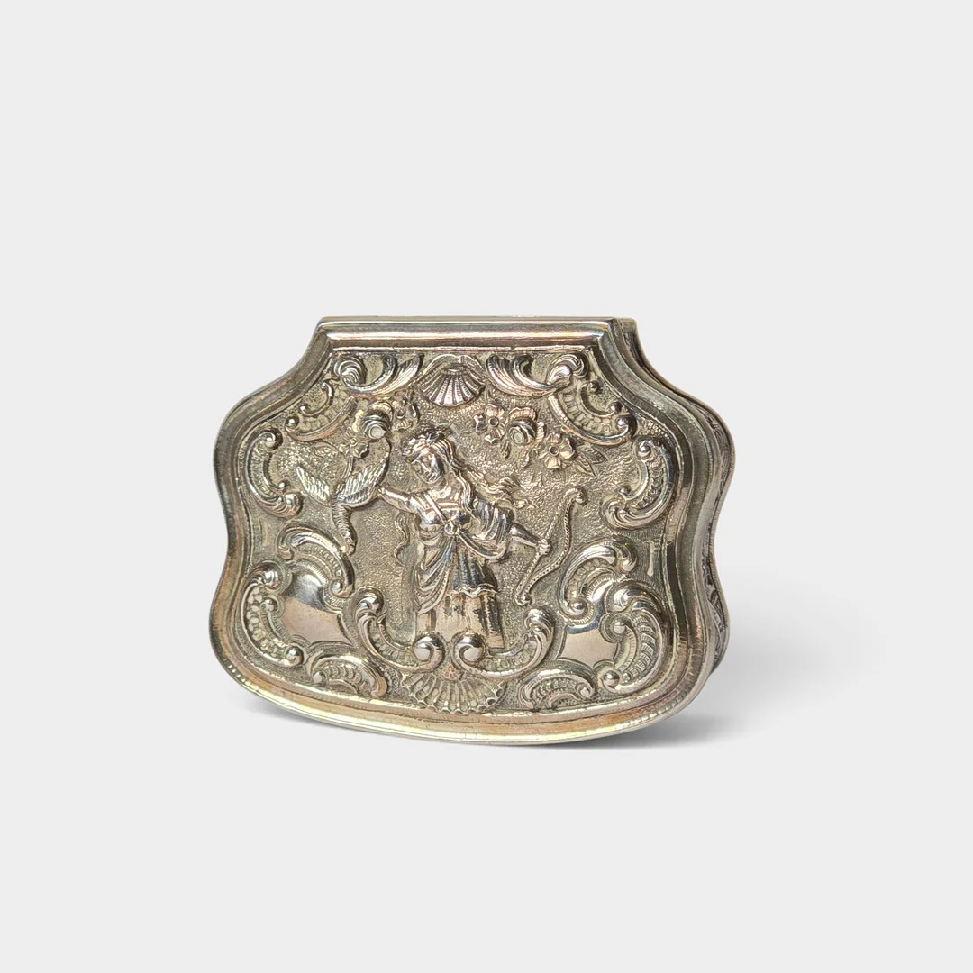 Caja de rapé en plata repujada representando a Dina. Siglo XX. — Silver — Barcelona Auctions