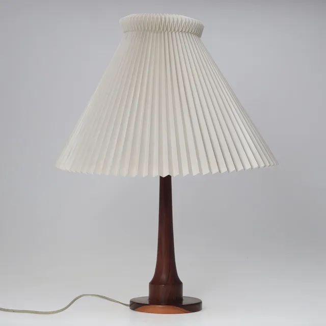 Bordlampe af palisander, Le klint skærm. Danmark 20 årh.