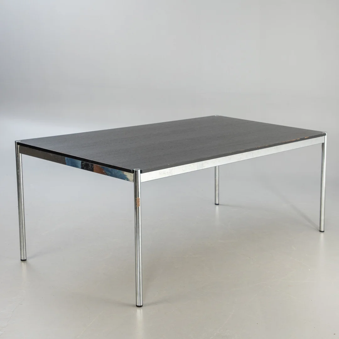 USM Haller. Tisch / Schreibtisch. — Desks — Stockholms Auktionsverk Hamburg