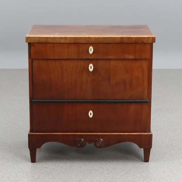 BYRÅ MED INREDNING. Mahogny. 1800-tal.