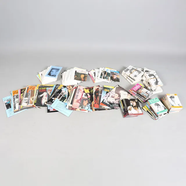 A LARGE COLLECTION OF ELVIS PRESLEY MAGAZINES AND BOOKS (QTY).