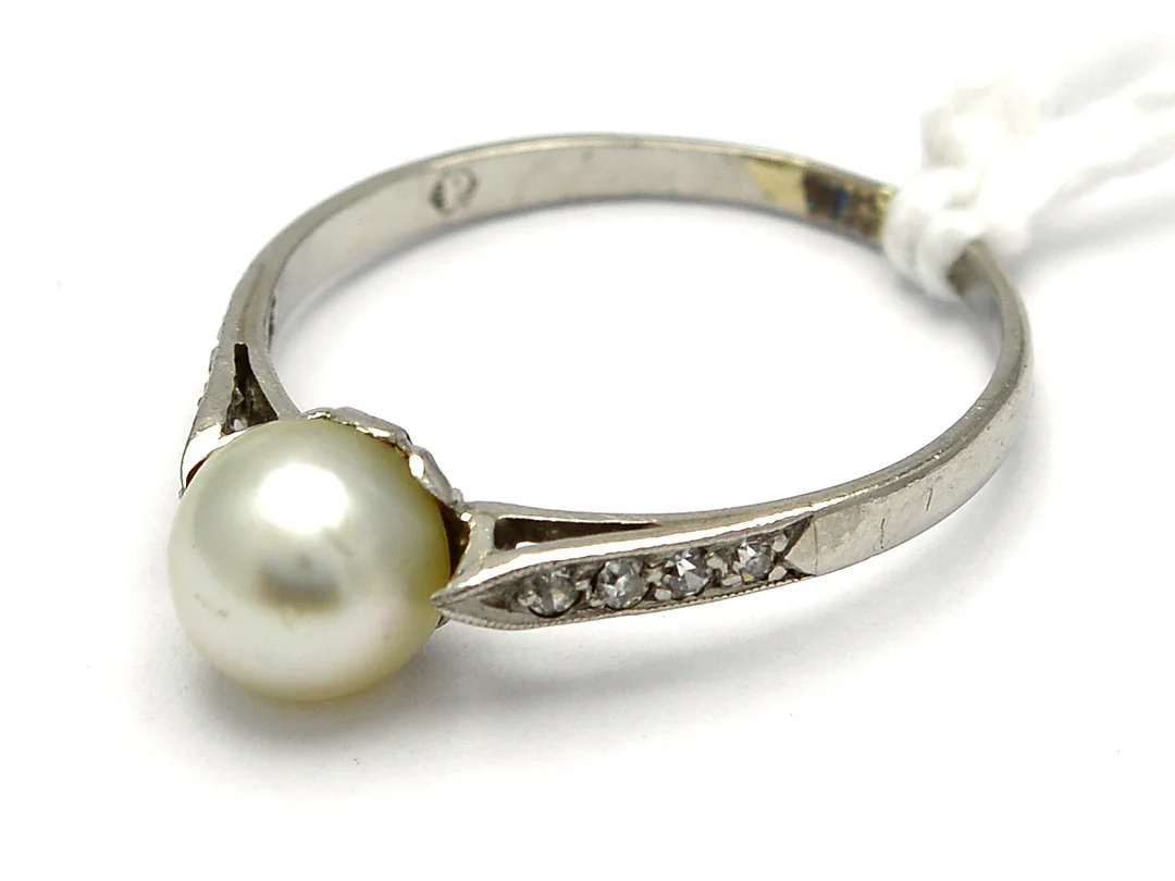 Ring Ø 16 ¼ platina med pärla och diamanter 4xca 0,005ct 2g — Smycken/Ring — Kaplans