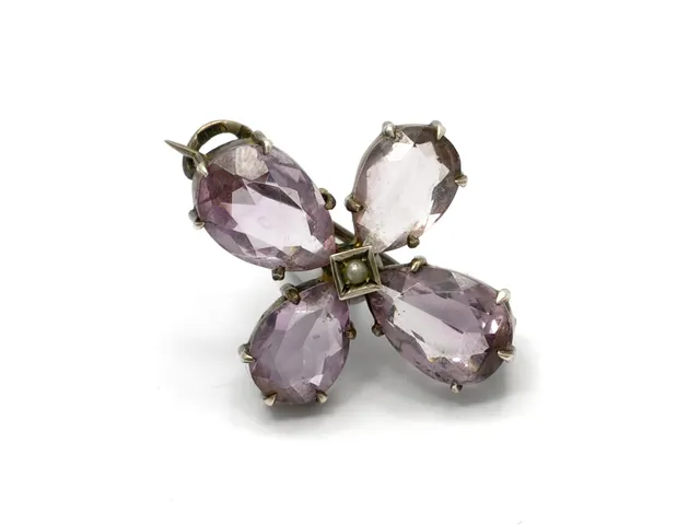 BROSCH, silver, ametister, imitationspärla, längd 2,8 cm.