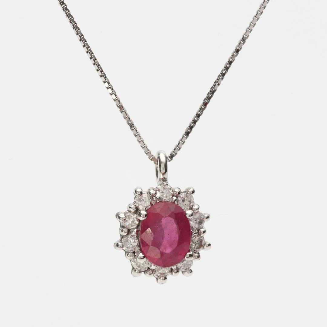 RUBINHALSSMYCKE 18K, 1,7 g. — Brooches & Pendants — Skånes Auktionsverk