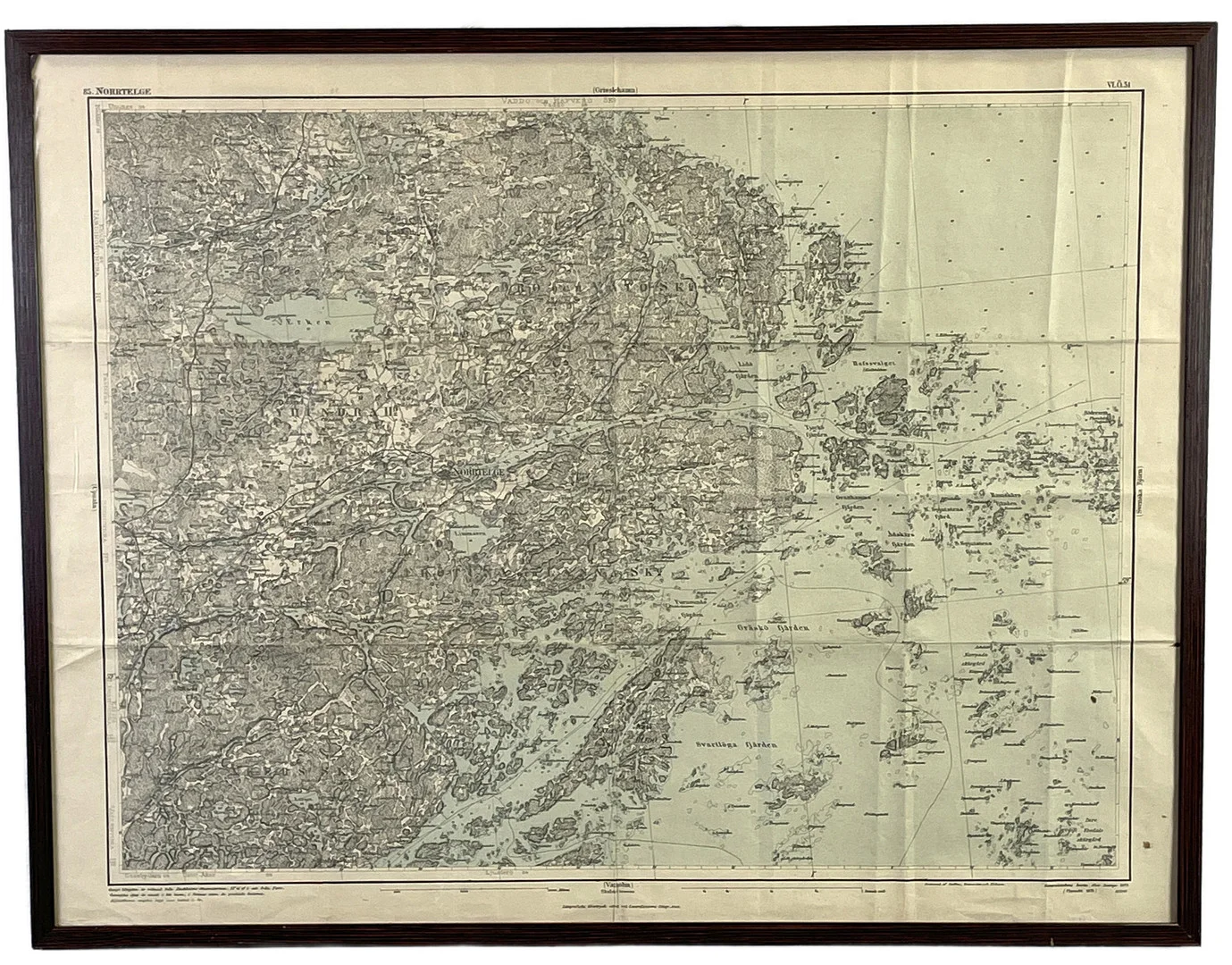 KARTA över Norrtälje, litografiskt tryck av etsning, "Generalstabens karta öfver Sverige 1879", "85. Norrtelge". Graverad av Steffens, Wennersten och Ebbesen. — Maps — Roslagens Auktionsverk