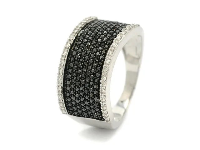 RING, 18K vitguld, ca 143 svarta diamanter ca 0,58 ctv, 30 åttkantslipade diamanter ca 0,12 ctv, stl 16,75 mm, vikt 5,2 g, nagg på en svart diamant.