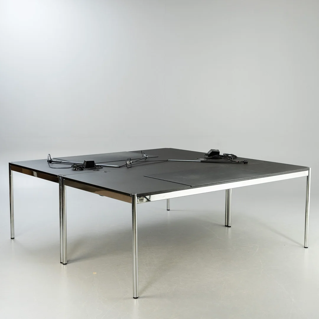 USM Haller. Paar Schreibtische ‘Advanced’, Chrom, Linoleum schwarz, mit Lederablage und Belux 'Lifto' Schreibtischlampe, schwarz. — Tables — Stockholms Auktionsverk Hamburg