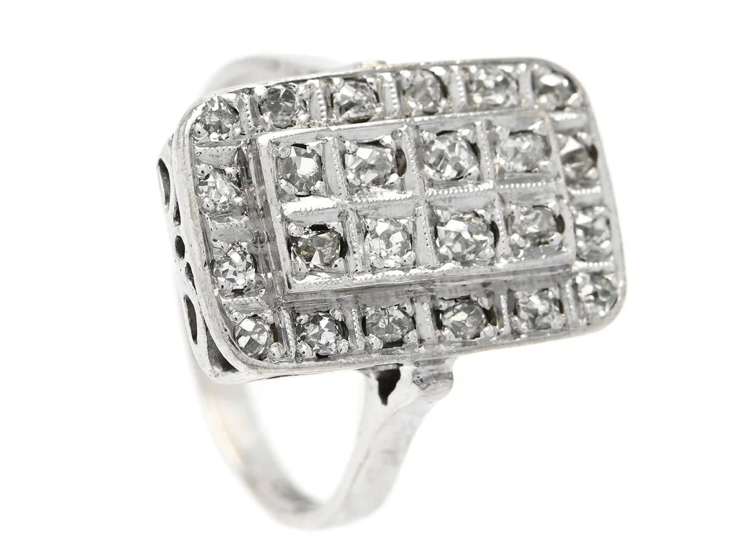 RING, 18K vitguld, antikslipade diamanter, stl 17,75+ mm, vikt 6,5 g, flera diamanter med nagg och skador. — Smycken/Ring — Kaplans