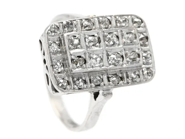 RING, 18K vitguld, antikslipade diamanter, stl 17,75+ mm, vikt 6,5 g, flera diamanter med nagg och skador.