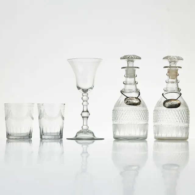 VINGLAS, GLAS, 2 st, KARAFFER, 1 par, 17- och 1800-tal, graverad respektive slipad dekor.