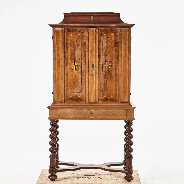 KABINETTSKÅP, 1700-tal, barock, fanerat i bl.a valnöt och mahogny, intarsia dekor, beslag i mässing, invändigt med lådinredning, senare benställning.