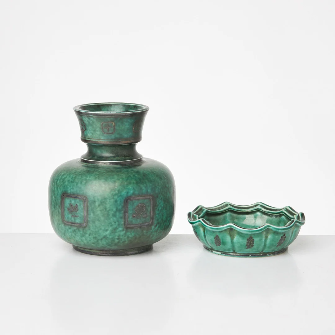 WILHELM KÅGE. Fat och skål, dlr, "Argenta", nr. 898 samt 1062, glaserat stengods, Gustavsberg. — European — Stockholms Auktionsverk Sickla