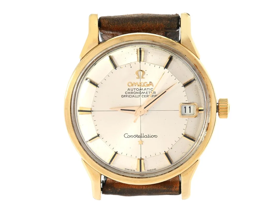 OMEGA, Constellation (Swiss Made), Calendar, Chronometer, s.k. "Pie-Pan", Cal 564, Serie nr. 24322905, Ref nr. CD 168.005, Boett nr. 168.005 (C.B), herrur, 34 mm, guld på stål, automatisk, plexiglas, datum, skadad urtavla, läderband, ca 1966. — Klockor/Omega — Kaplans
