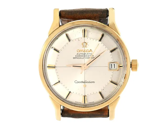 OMEGA, Constellation (Swiss Made), Calendar, Chronometer, s.k. "Pie-Pan", Cal 564, Serie nr. 24322905, Ref nr. CD 168.005, Boett nr. 168.005 (C.B), herrur, 34 mm, guld på stål, automatisk, plexiglas, datum, skadad urtavla, läderband, ca 1966.