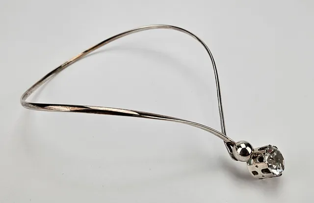 ARVO SAARELA. Halssmycke, silver, med slipad bergkristall, Enköping 1969.