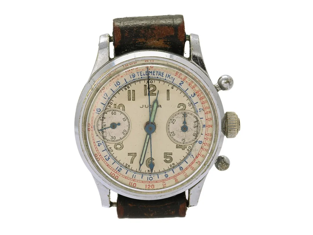 JUSTA, "Telemetre", kronograf (defekt), Cal Landeron, Boett nr. 1336, herrur, 33,5 mm, vitmetall, manuell, plexiglas, relumade visare, skadad urtavla, fasta bandstift, läderband, ca 1945. — Klockor/Övriga klockor — Kaplans