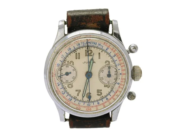 JUSTA, "Telemetre", kronograf (defekt), Cal Landeron, Boett nr. 1336, herrur, 33,5 mm, vitmetall, manuell, plexiglas, relumade visare, skadad urtavla, fasta bandstift, läderband, ca 1945.