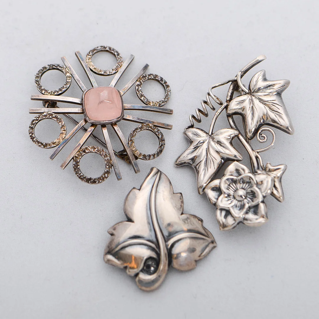VICTOR JANSON. Broscher, 3 stycken, silver, alla stämplade VJ, 1960/70-tal. — Brooches & Pendants — Formstad Auktioner