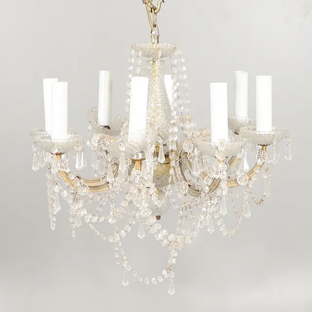 AN EIGHT BRANCH CHANDELIER.
