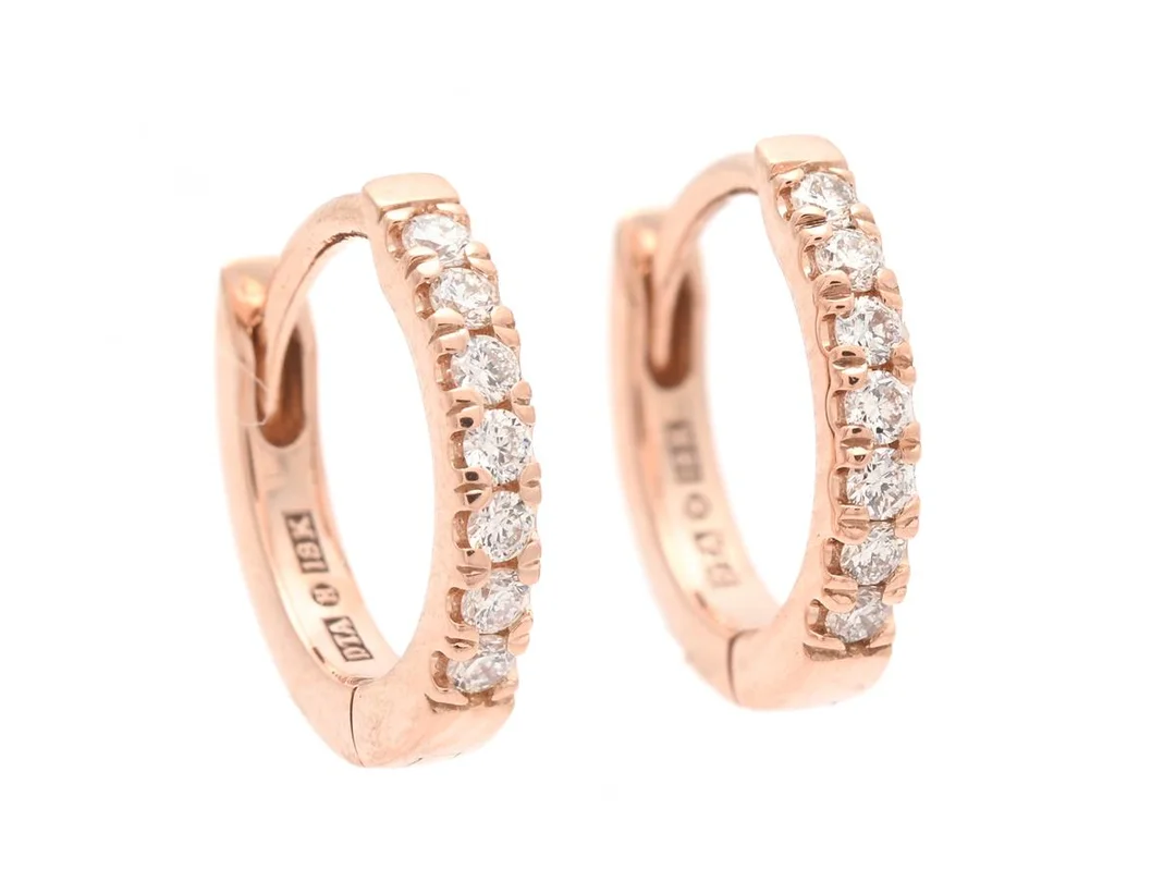 ÖRRINGAR, 18K roséguld, 14 briljantslipade diamanter ca 0,13 ctv, ca TW-W/VVS-VS, diameter 11 mm, vikt 1,7 g. — Smycken/Örringar — Kaplans
