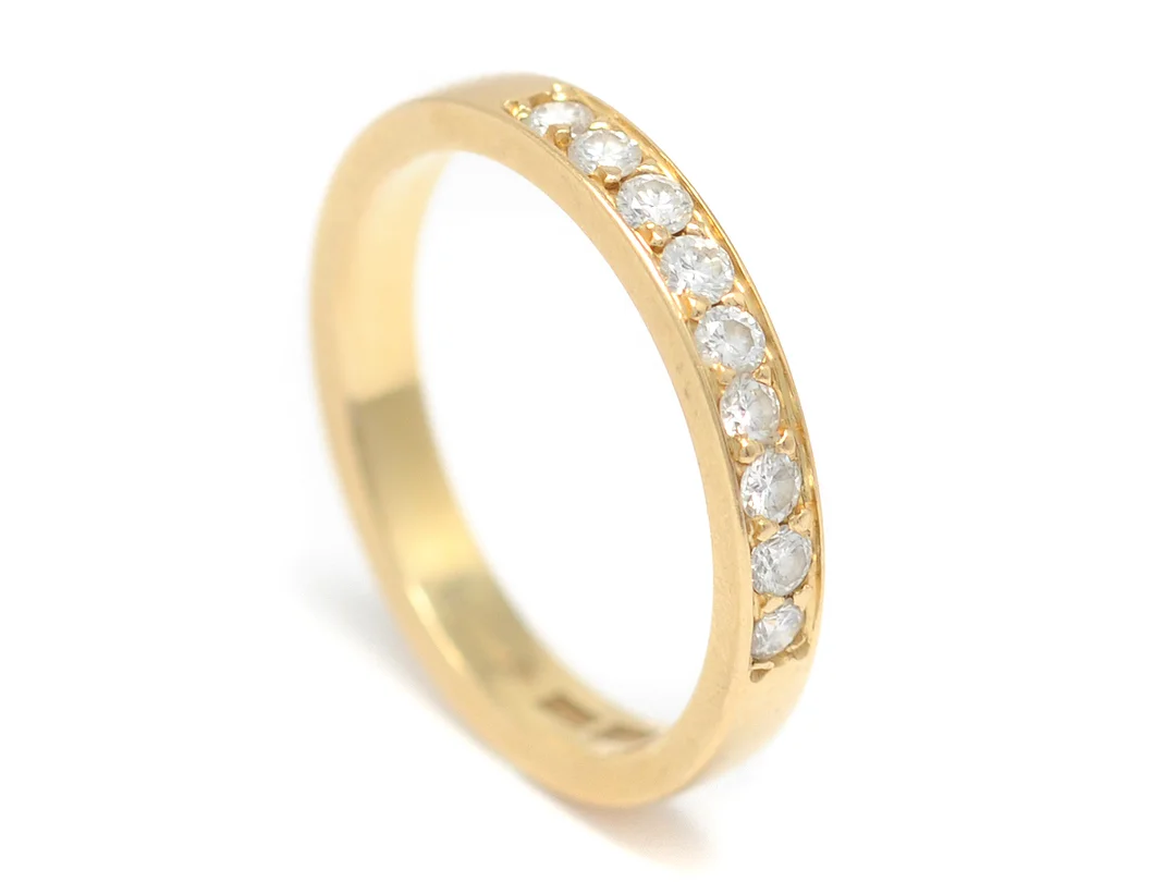 ALLIANSRING, 18K guld, 9 briljanter 0,27 ctv enligt gravyr, ca TW/VS-SI, 1 diamant är skadad, stl 17,5 mm, vikt 3,7 g, Strömdahls 1990. — Smycken/Alliansring — Kaplans