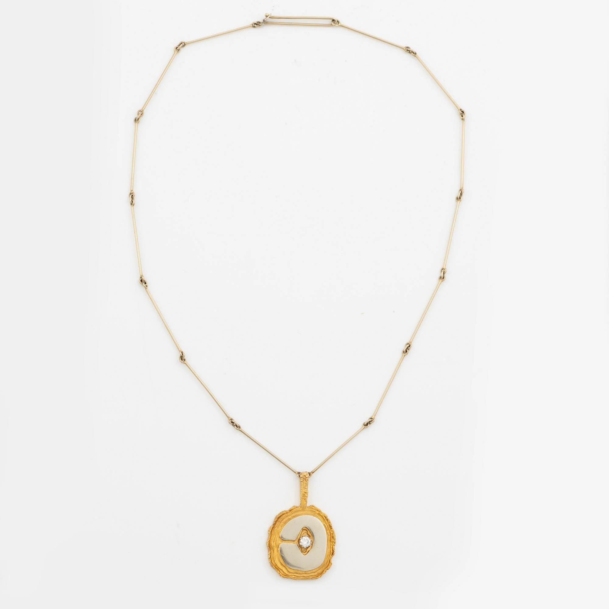 Juhani Linnovaara, collier 18K guld och briljantslipad diamant. Lapponia 1977. — Smycken/Collier & Hängsmycken — Bukowskis