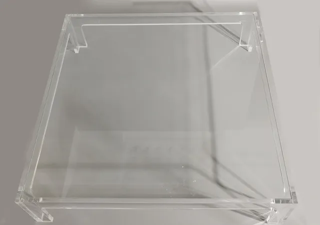 MESA DE CENTRO, METACRILATO y vidrio, hacia 1980.