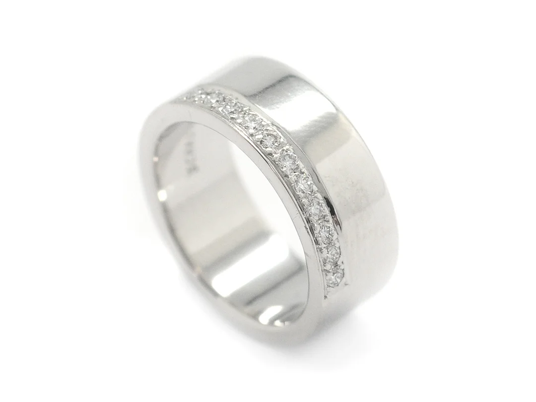 RING, 18K vitguld, 11 briljantslipade diamanter ca 0,22 ctv, ca TW/VS, Schalin, stl 16,75 mm, vikt 13,2 g. — Smycken/Ring — Kaplans