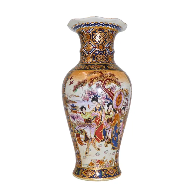 PORZELLANVASE MIT FIGÜRLICHER BEMALUNG IM SATSUMA-STIL.