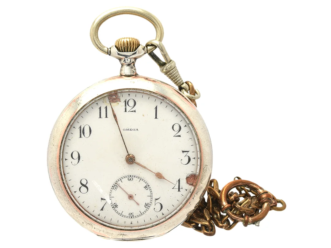 OMEGA, fickur, 51,5 mm, Boett nr. 4160560, silver (800), ankargång, skadad urtavla, bucklor, ca 1907, fickurskedja i metall. — Klockor/Omega — Kaplans